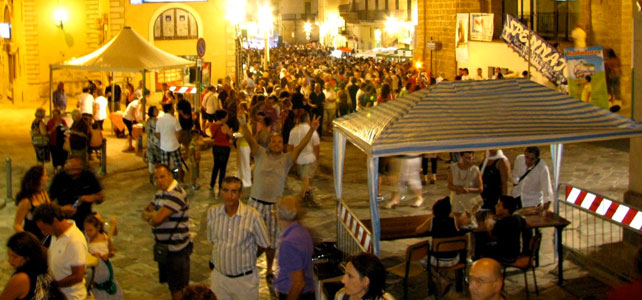 Gente in centro storico